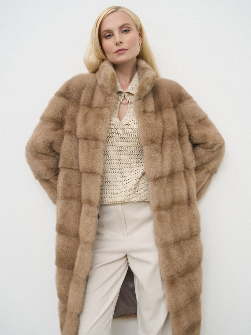 ШУБА БЕЖЕВАЯ, МЕХ НОРКА