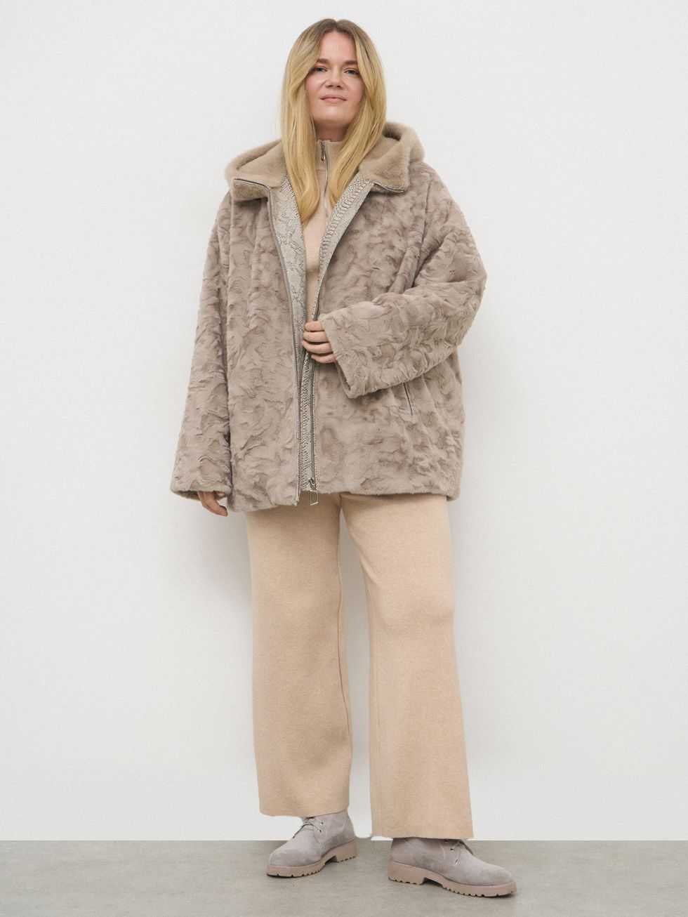 ШУБА БЕЖЕВАЯ, ЭКО-МЕХ