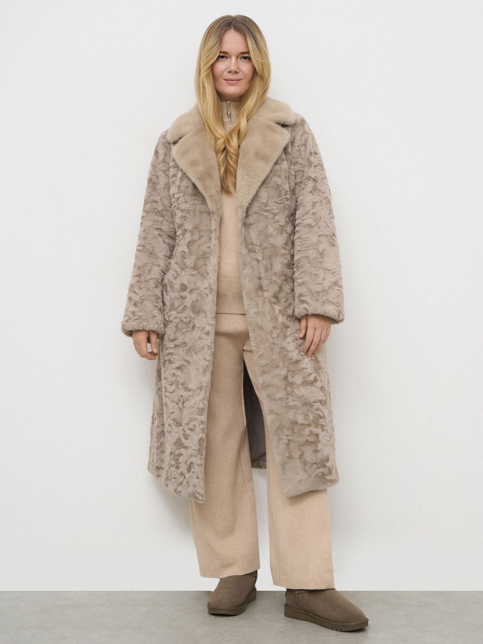 ШУБА БЕЖЕВАЯ, ЭКО-МЕХ