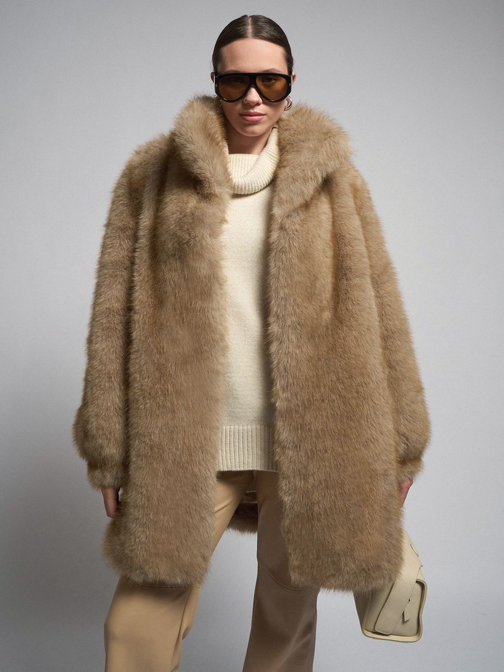 ШУБА СВЕТЛО-КОРИЧНЕВАЯ, ШЕРСТЬ И ПОЛИЭСТЕР