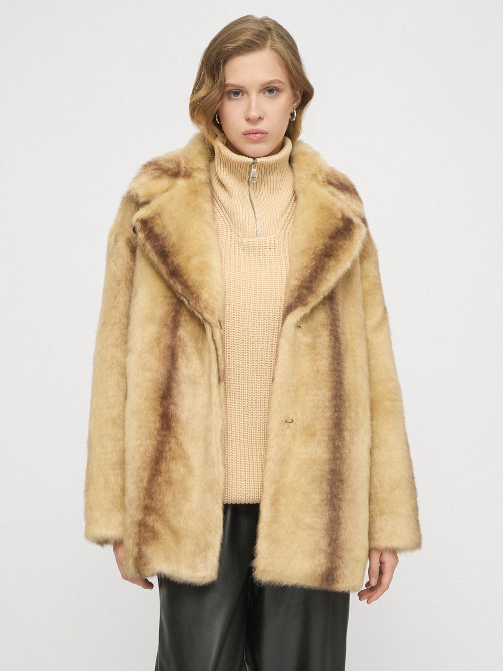 ШУБА СВЕТЛО-КОРИЧНЕВАЯ, ШЕРСТЬ И ПОЛИЭСТЕР