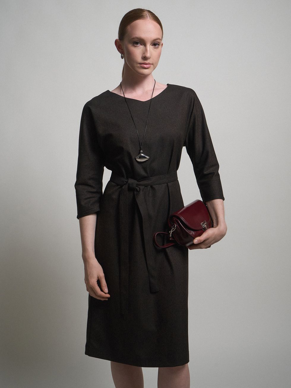 ПЛАТЬЕ ЖЕНСКОЕ, ТЕМНО-КОРИЧНЕВОЕ