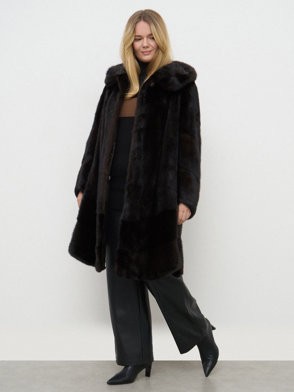 ШУБА ТЕМНО-КОРИЧНЕВАЯ, МЕХ НОРКА