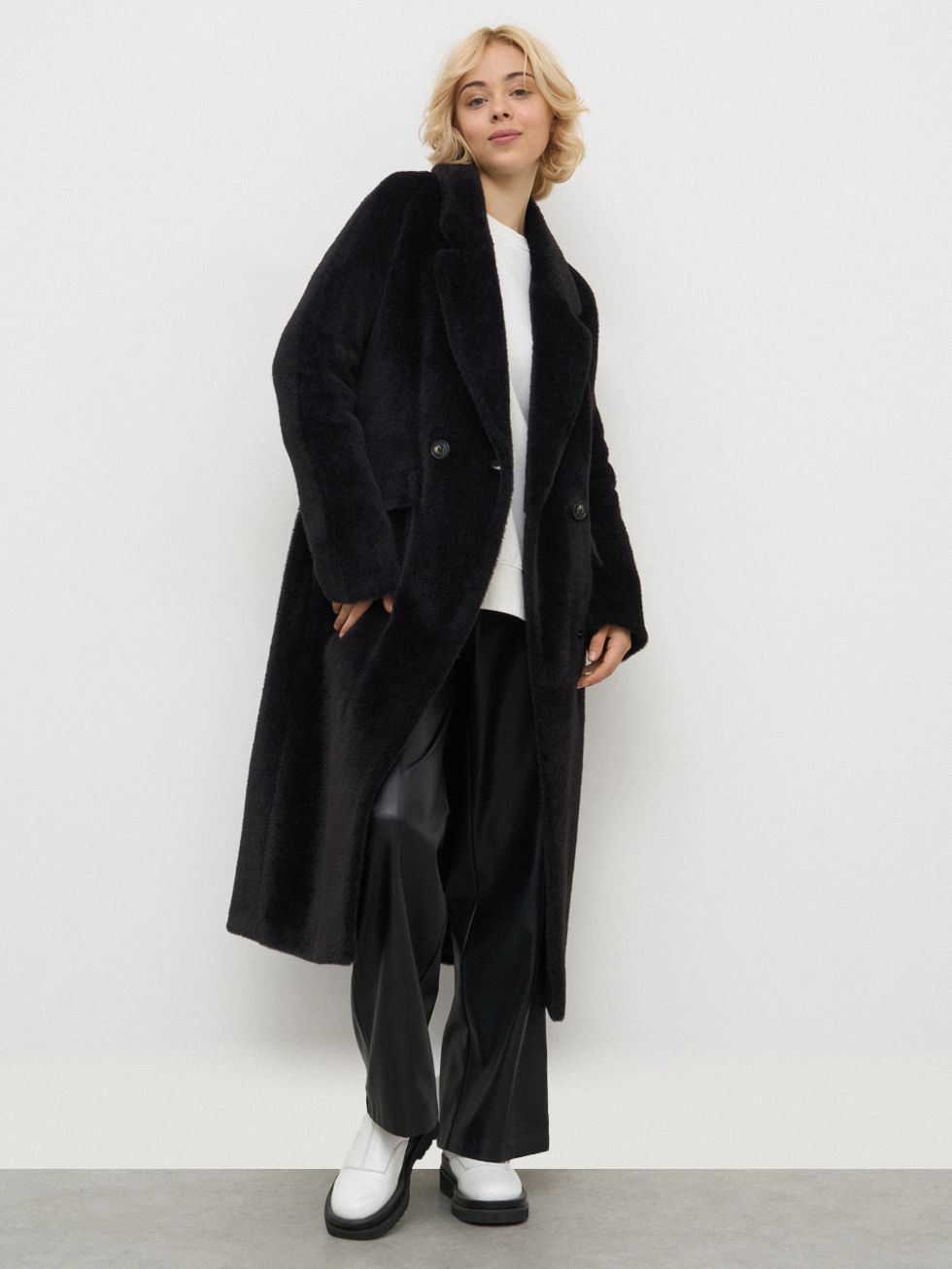 ШУБА ЧЕРНАЯ, ШЕРСТЬ И АКРИЛ