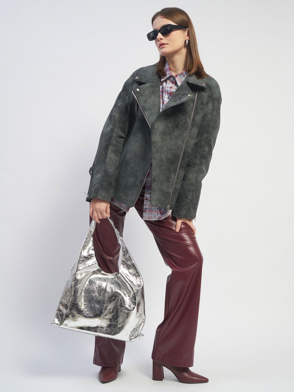 КОЖАНАЯ КУРТКА ЖЕНСКАЯ, ТЕМНО-СЕРАЯ