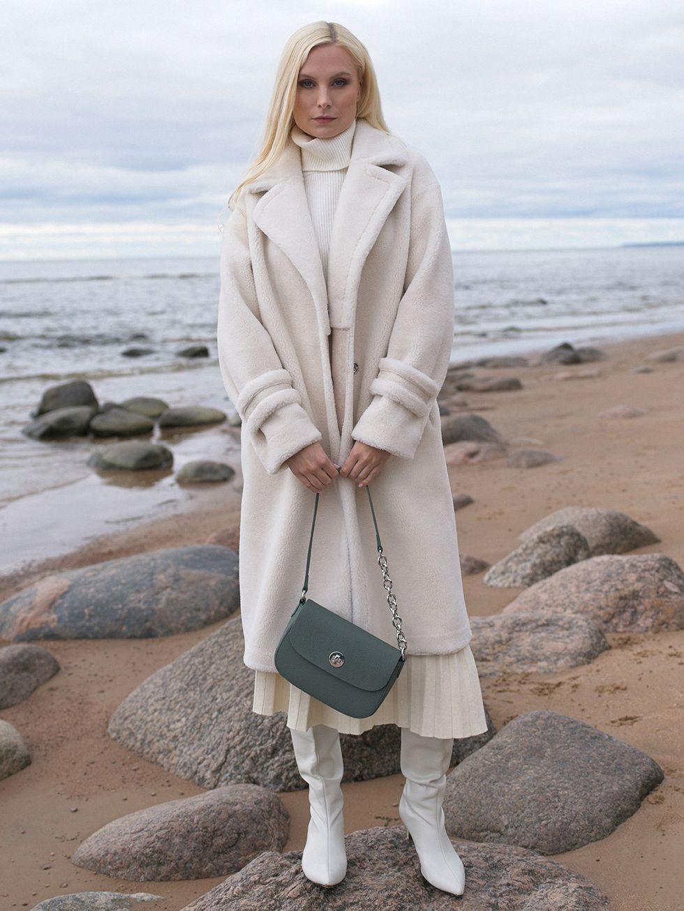 ШУБА КРЕМОВАЯ, ШЕРСТЬ И ПОЛИЭСТЕР