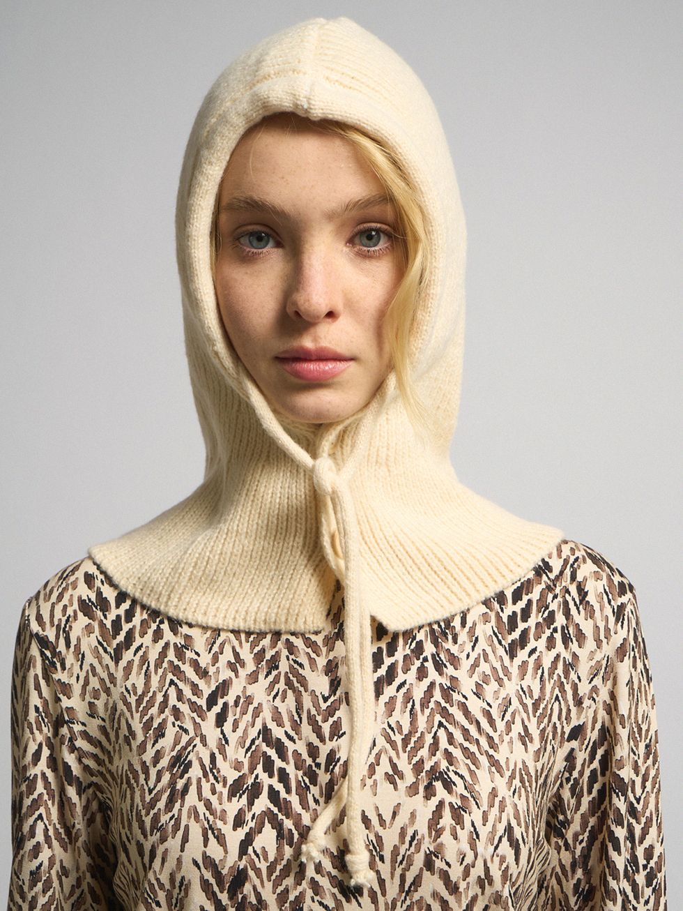 КАПЮШОН ЖЕНСКИЙ, КРЕМОВЫЙ